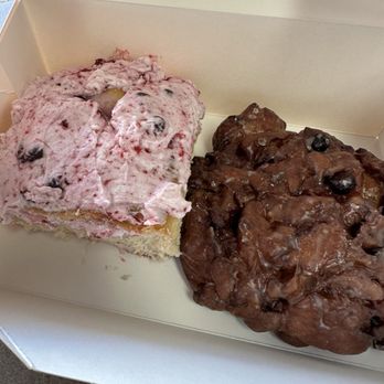 Dylan’s Cottage Bakery & Deli - Cranberry cinnamon roll and cranberry fritter - Bakeries Near Me - Long Beach, Washington