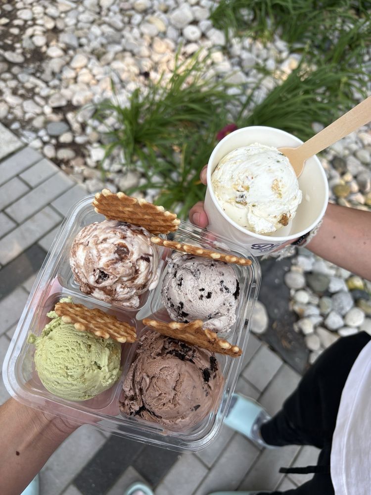 District Ice Cream Logo