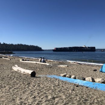 Ambleside Park - Beach area and totem pole~ - Beaches Near Me - West Vancouver, British Columbia
