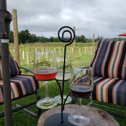 Woohoo winery - Wine flights in the vineyard