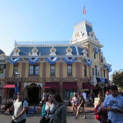 Day time picture shot of my most favorite place to shop at which would be no other than the Disneyland Emporium!!!