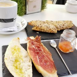 Siete Razones - Cafe con Leche, Boccadillis con Jamon Serrano y tomate, y con Tortilla Espanol