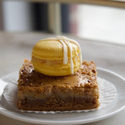 Bonne Vie Macarons - Ooey Gooey Butter Cake & Macarons
