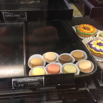 Albertsons - Cheap prices...not too bad but not as good as Les Amis Bake Shoppe if you're spoiled like me lol - Grocery Near Me - Baton Rouge, Louisiana