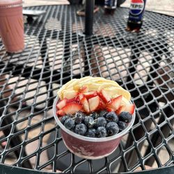 Dockside Juicery - Açaí bowl and dragons breath smoothie