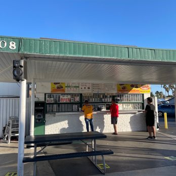 Mos No 2 - people waiting at a gas station - Barbeque Near Me - Anaheim, California Mos No 2 - people waiting at a gas station - Barbeque Near Me - Anaheim, California