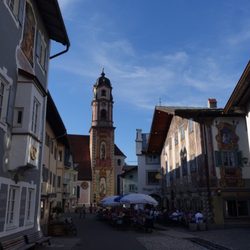 Hotel Alpenrose - Biergarten gibts nicht, aber gemütlicheTische in der Fußgängerzone