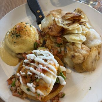 Broken Yolk Cafe - Classic Eggs Benedict Sope Benedict - Cafes Near Me - Palm Springs, California