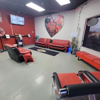 iSmash Las Vegas - Waiting area - Axe Throwing Near Me - Paradise, Nevada