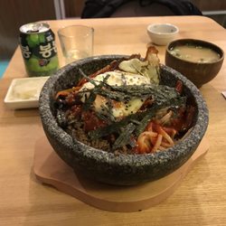 mani mogo - Dolsot Bibimbap - mit einer kleinen Schüssel Miso Suppe