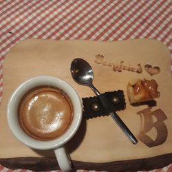 Gasthaus Bergfriedalm - Locale in stile tirolese con i tipici abiti. Il menù è vario, le porzioni generose, la qualità è ottima ed i prezzi sono moderati. Da ritorn