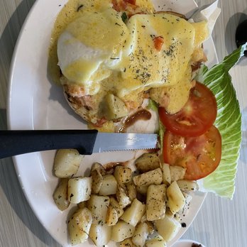 Le Peep - Salmon Benedict - Breakfast & Brunch Near Me - Highlands Ranch, Colorado
