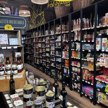 Le Beau Marché - Well stocked aisles - Grocery Near Me - Montreal, Quebec