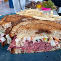 Alexs Market & Grill