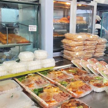 Banh Mi Che Cali - Counter clutter display looks like yum - Vietnamese Near Me - Alhambra, California