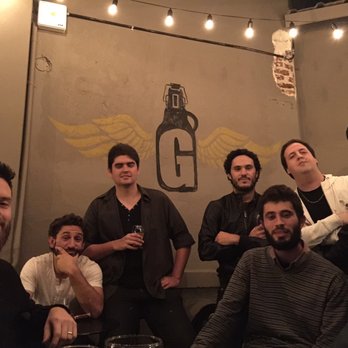 Growlers - Amigos brindando - Beer Bar Near Me - Buenos Aires, C