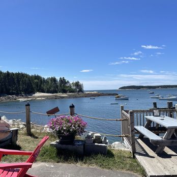 McLoons Lobster Shack - Seating area - Seafood Near Me - South Thomaston, Maine