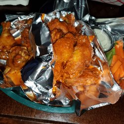Jim's Saloon - Great wings!