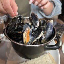 Isles Inn - Huge mussels. In a wine and cream sauce.