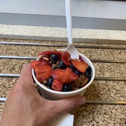 Orchid Marketplace - Açaí bowl size reference to average male hand (vegan male hand may appear smaller in photos).