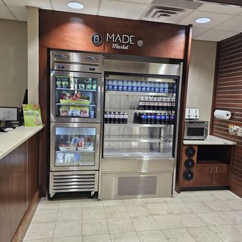 DoubleTree by Hilton Hotel Newark Ohio - Snack store in lobby - Hotels Near Me - Newark, Ohio DoubleTree by Hilton Hotel Newark Ohio - Snack store in lobby - Hotels Near Me - Newark, Ohio