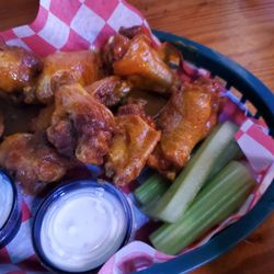 Original Pinehurst Pub - 10 wings hot.   Impressed!