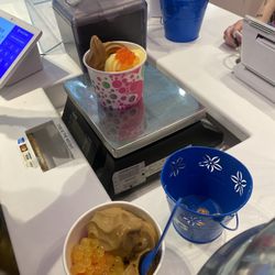 Skinnysweet Frozen Yogurt - Salted carmel and strawberry froyo