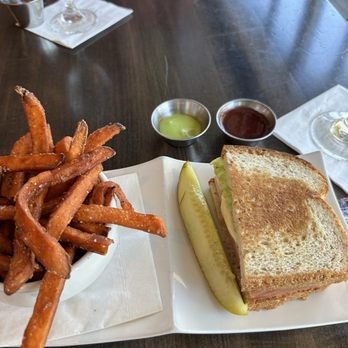 42 bar and table - Presidential Club + Sweet Potato Fries - New American Near Me - Little Rock, Arkansas 42 bar and table - Presidential Club + Sweet Potato Fries - New American Near Me - Little Rock, Arkansas