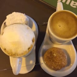 Café Donuts - Espressos Tradicional e Macchiato com mini Donuts de chocolate e banana com canela.