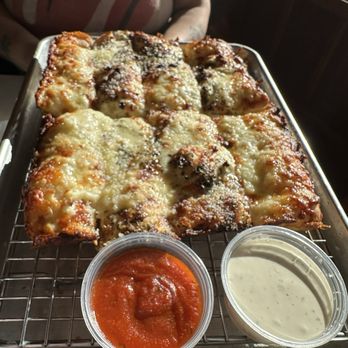 COMO's Restaurant - Cheese bread 9/10 marinara sauce was amazing - Pizza Near Me - Ferndale, Michigan