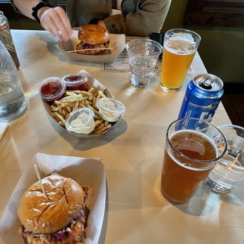 Barrow Food House - Chicken sandwich - New American Near Me - Riverhead, New York