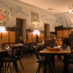 Kastaniengarten - Restaurant, die große Stube mit Podium und Theke