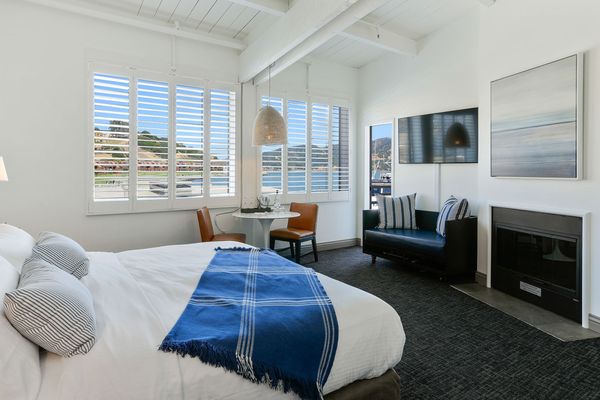 Waters Edge Hotel by null