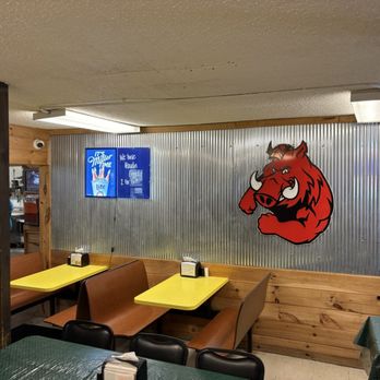 Fat Head Pizza - back dining area - Pizza Near Me - Newport, Arkansas Fat Head Pizza - back dining area - Pizza Near Me - Newport, Arkansas