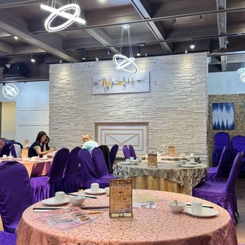 Lucky Seafood House - Inside - Chinese Near Me - Markham, Ontario