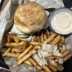 WINGERS Restaurant & Alehouse - Gluten free bun and garlic fries
