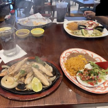 Los Cucos Mexican Cafe - Cypress - Chicken Fajitas (foreground) & Combo Tradicional (background) - Mexican Near Me - Houston, Texas Los Cucos Mexican Cafe - Cypress - Chicken Fajitas (foreground) & Combo Tradicional (background) - Mexican Near Me - Houston, Texas