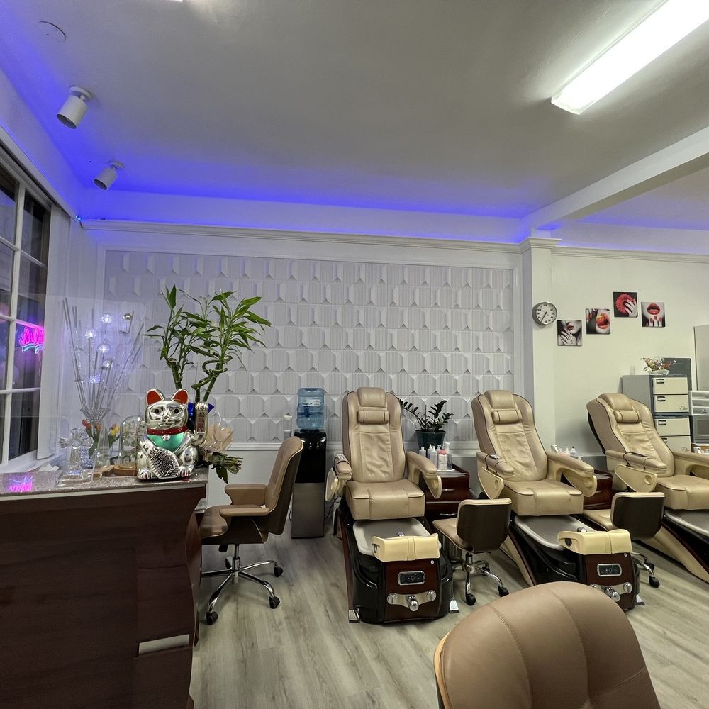 LUXURIOUS NAIL SPA INTERIOR WITH COZY SEATING