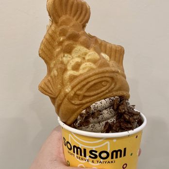 Somisomi - Oreo-milk tea swirl with a custard-filled waffle, topped with Oreo crumbles and cocoa pebbles. - Ice Cream & Frozen Yogurt Near Me - Irvine, California Somisomi - Oreo-milk tea swirl with a custard-filled waffle, topped with Oreo crumbles and cocoa pebbles. - Ice Cream & Frozen Yogurt Near Me - Irvine, California