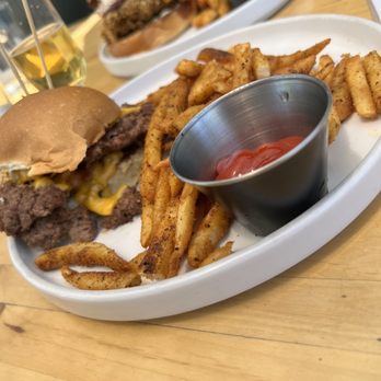 Hundred Mile Brewing - Hundred mile burger - Brewpubs Near Me - Tempe, Arizona