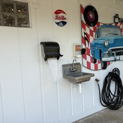 Buddys Drive In - Wash your hands