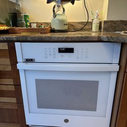 M&M Appliance Sales - Photo of the new GE oven installed in the kitchen by M&M Appliance