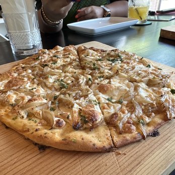 The Bottle Shop - White pizza - Wine Bars Near Me - Quintana Roo, ROO