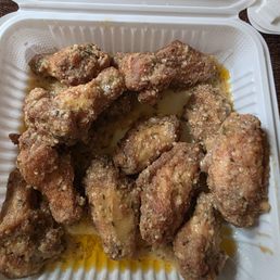 Garlic parmesan wings, hot and crispy, absolutely covered in the sauce, delicioso! Garlic parmesan wings, hot and crispy, absolutely covered in the sauce, delicioso!