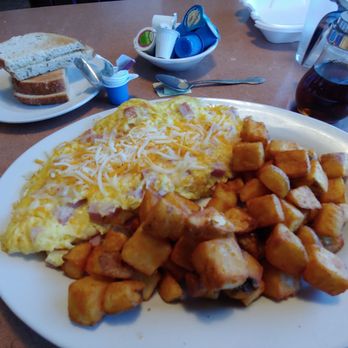 Ely’s Restaurant - Classic Omlete (ham and cheese) with potatoes - Breakfast & Brunch Near Me - Henderson, Nevada