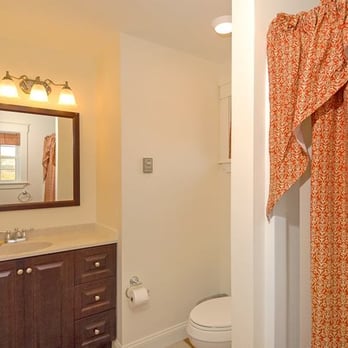 Moody's Cottage - Sea's The Day House - Bathroom - Hotels Near Me - Wells Beach, Maine Moody's Cottage - Sea's The Day House - Bathroom - Hotels Near Me - Wells Beach, Maine