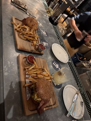 The Mayor's Table Pacific Pub and Kitchen by null