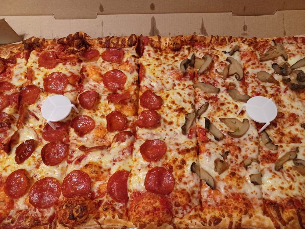 FOX’S PIZZA DEN Updated May 2024 641 E Pittsburgh St, Greensburg