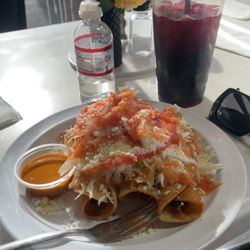 Flautas de pollo (chicken Flautas) agua fresca