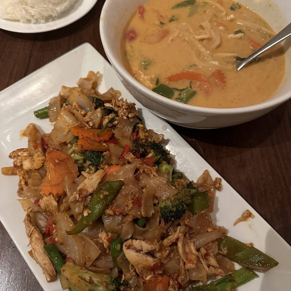 Pa De Thai Restaurant - Chicken Pad Kee Maow and Red Curry - Thai Near Me - Edgewater, New Jersey Pa De Thai Restaurant - Chicken Pad Kee Maow and Red Curry - Thai Near Me - Edgewater, New Jersey